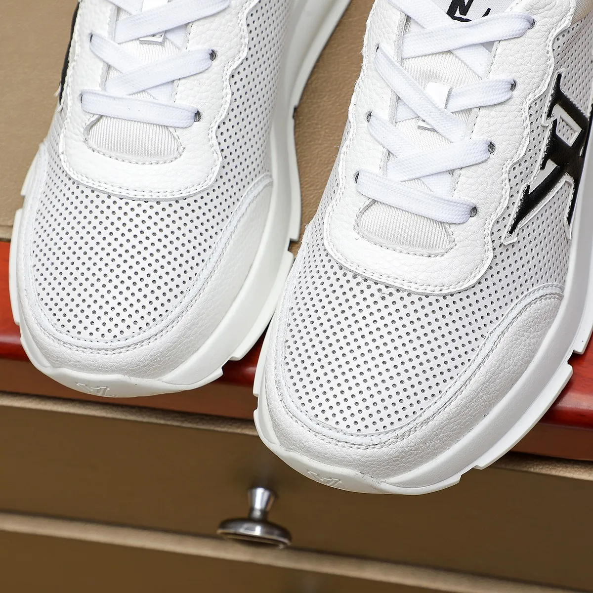Ex-factory price: 440¥🌹🌹[LV Louis Vuitton] new low-top casual men's shoes. A must-have for fashionable men, new products are released in Hong Kong counters [strong], big-name style, European and American masters strongly create unique styles, comfortable on the feet, super soft outsole, super wear-resistant. Gives people a strong visual impact. Material: imported first-layer cowhide leather upper ➕rubber non-slip outsole, rubber graphics matching, 38 to 44